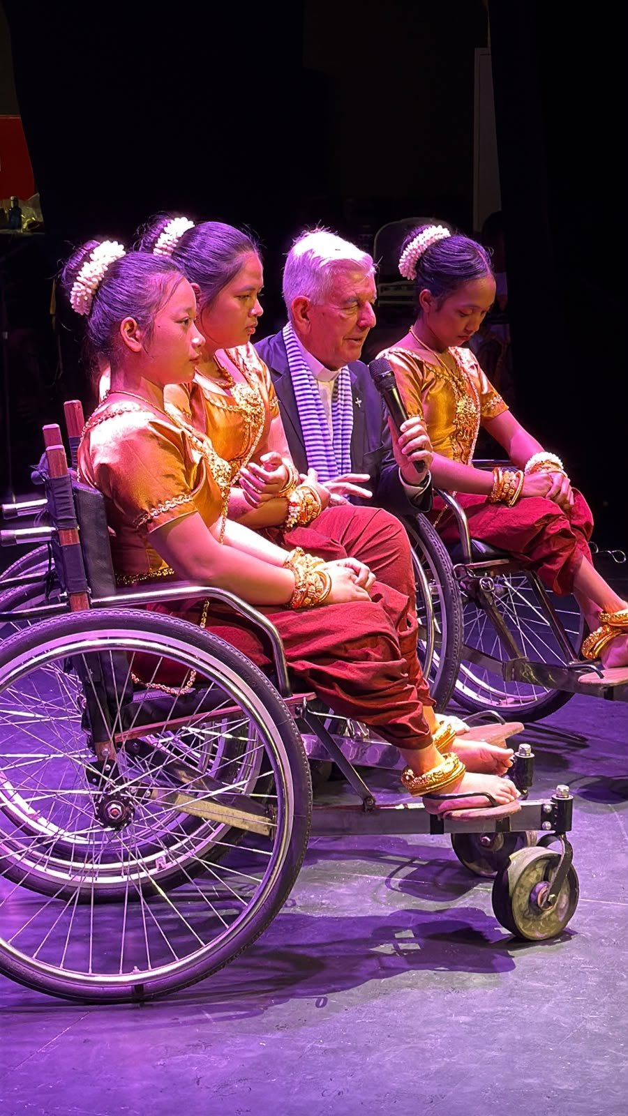 Kike Figaredo SJ trae la danza de Camboya en solidaridad con las víctimas de minas antipersona