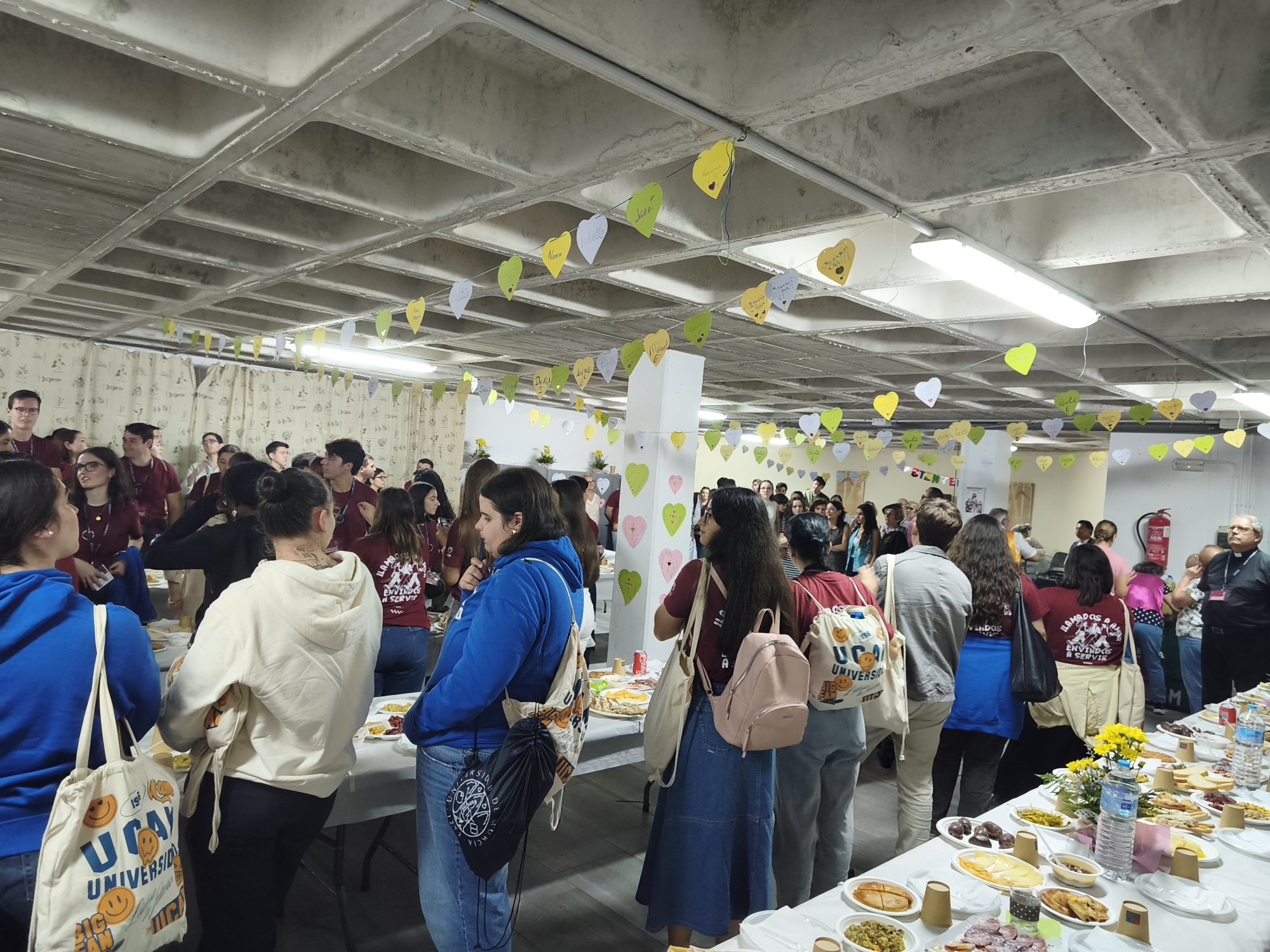 Cena preparada por la comunidad parroquial