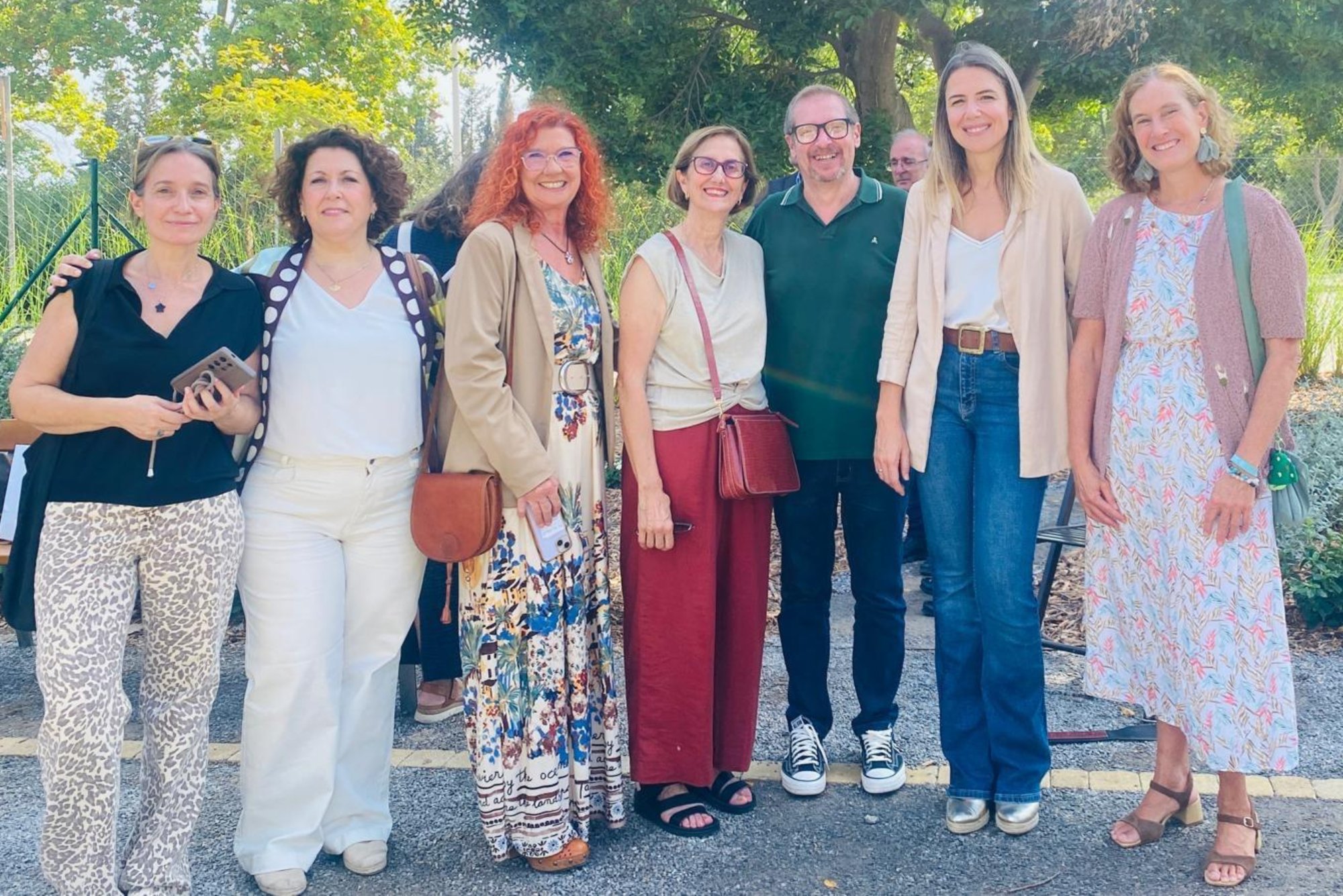 Cristina Cobo, tercera por la izquierda, y Rocío Agredano, primera de la derecha, junto a otras matronas y representantes de las asociaciones para el duelo perinatal, en la inauguración del Jardín de las Estrellas en Málaga
