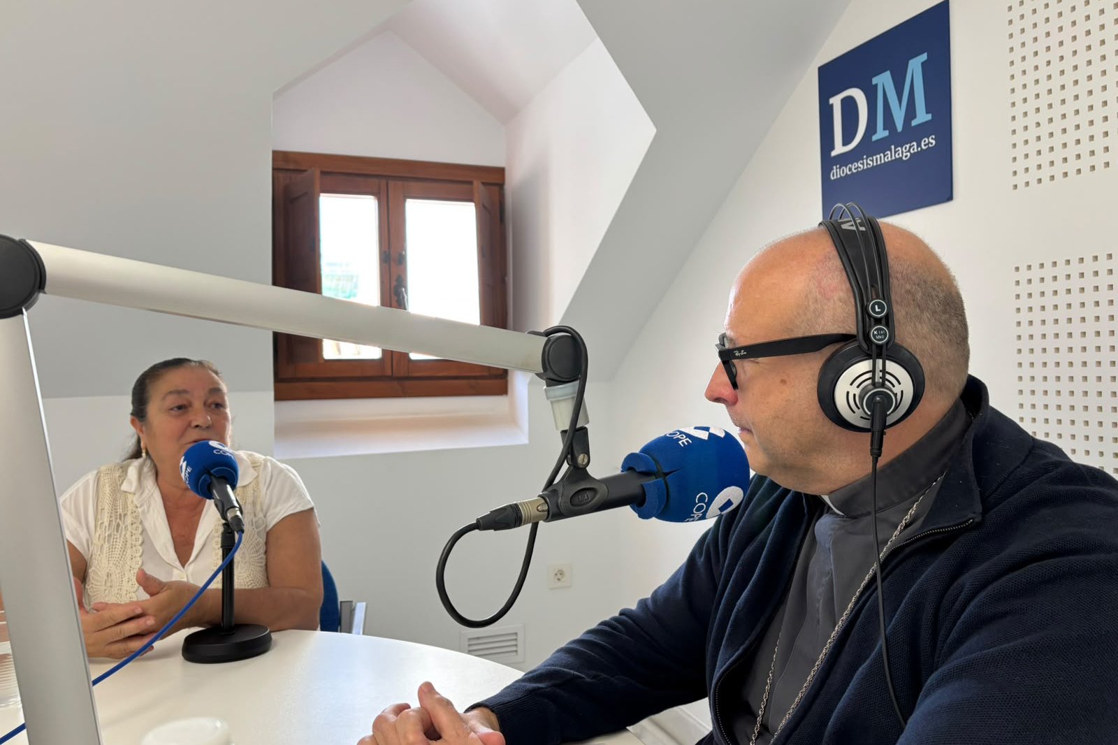 Mons. Satué celebra los 100 años de la radio en Málaga presentando el Espejo Málaga