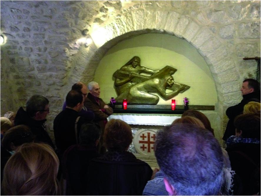 El Cirineo con la cruz