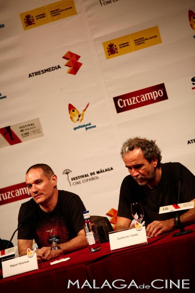 En la pantalla: corazones y huesos