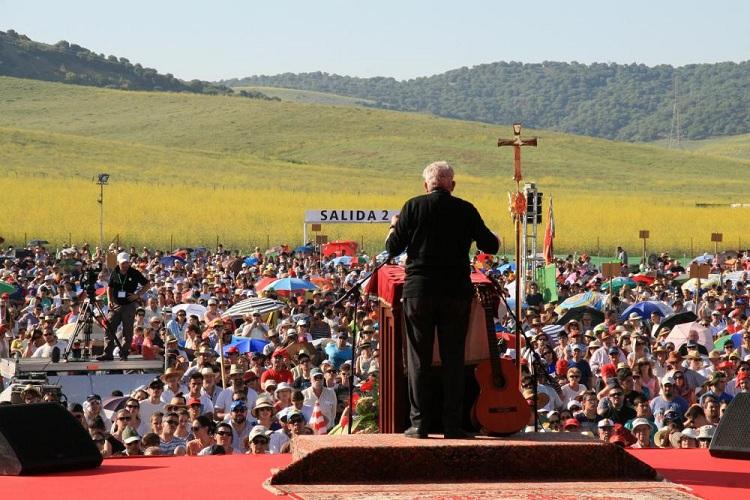 Cerca de 1.800 fieles diocesanos se reúnen con Kiko Argüello