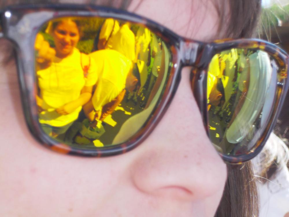 Una joven asiste a la catequesis