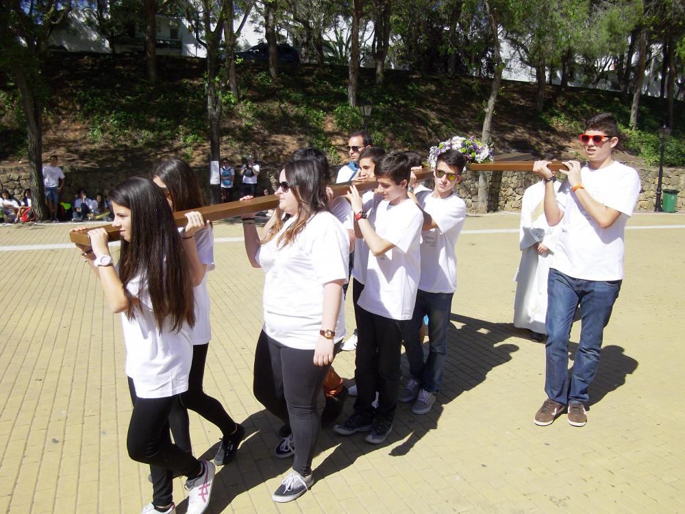 La cruz entró de forma solemne en la plaza portada por un grupo de jóvenes