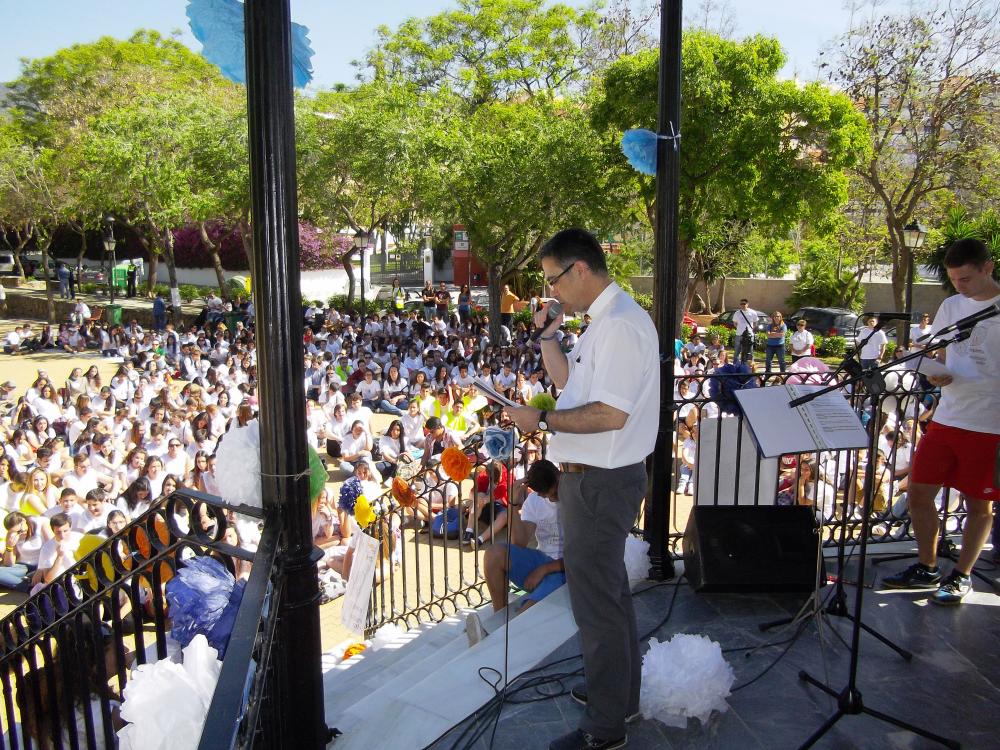 Salvador Gil, delegado de Juventud, dirige la oración