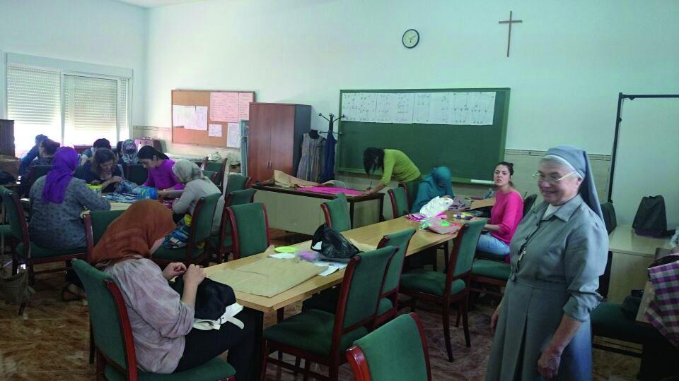 Las religiosas imparten un taller de costura