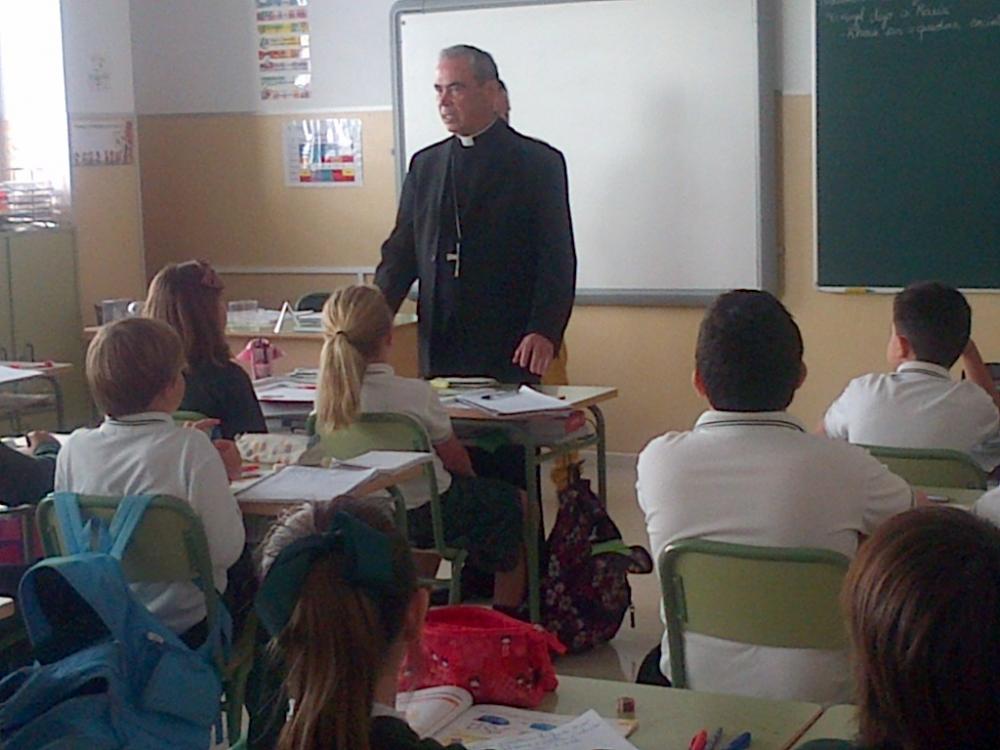 El Obispo con alumnos del centro Juan XXIII
