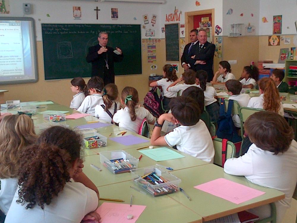 El Obispo en una de las clases del centro Juan XXIII