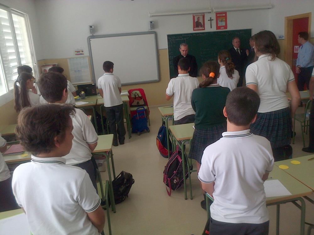 Oración del Obispo con alumnos del centro