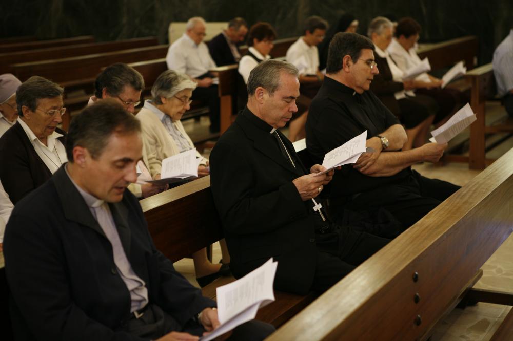 El obispo en oración junto a sacerdotes diocesanos