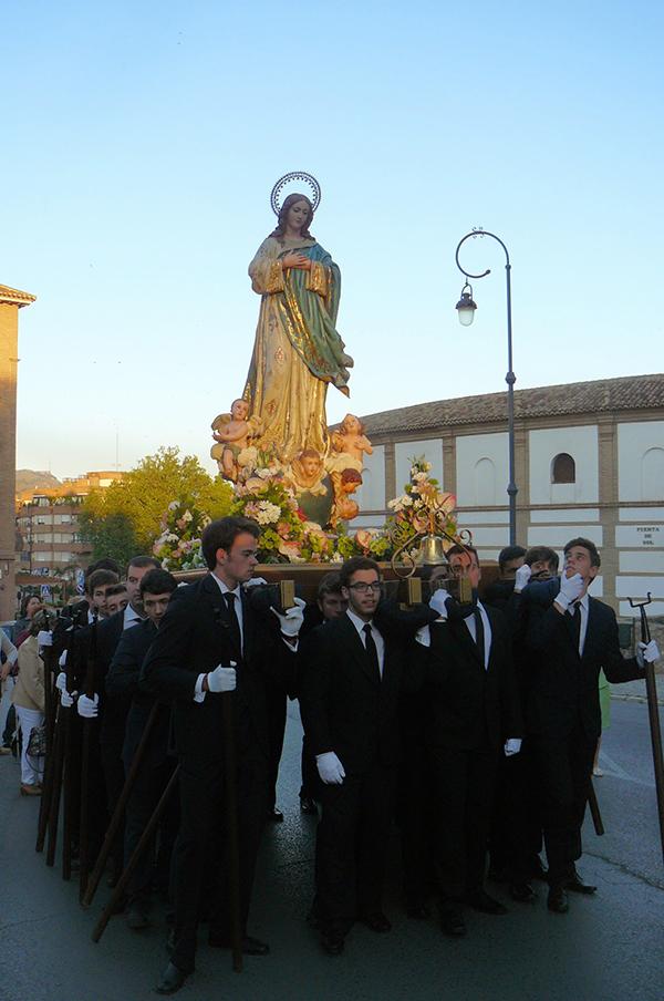 Trono de María en el Rosario de la Aurora en el colegio María Inmaculada