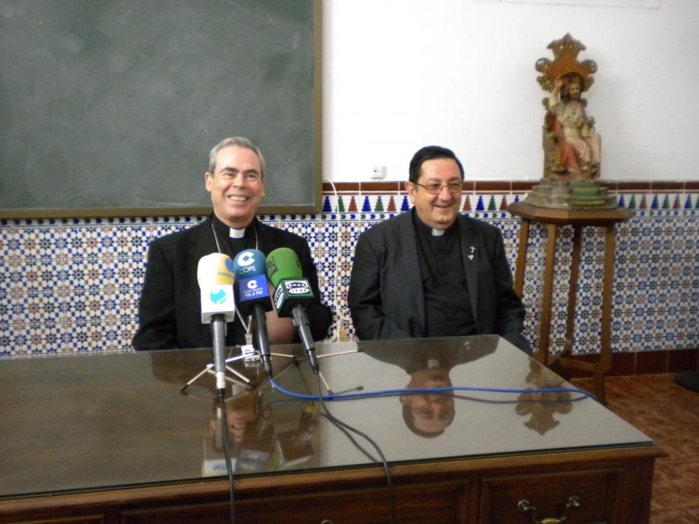 Roberto Rojo, junto al Sr. Obispo en una foto de archivo