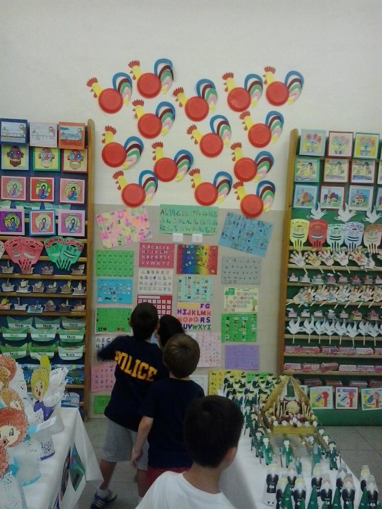 Los alumnos contemplando sus trabajos