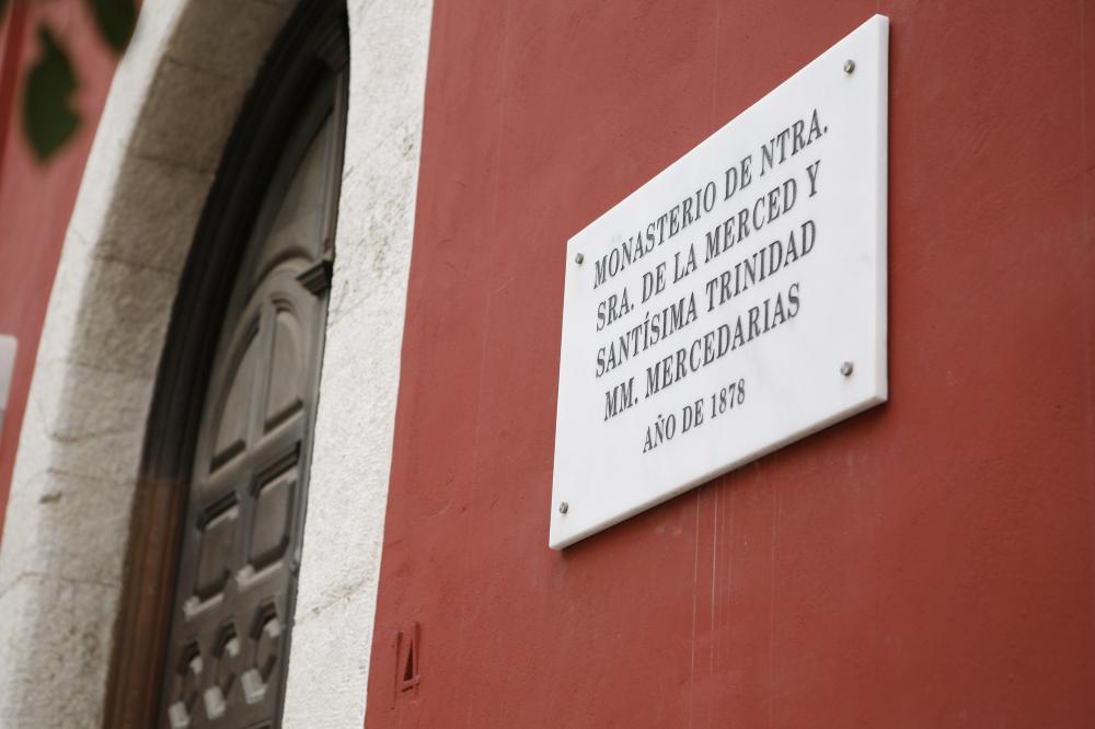 Placa a la entrada de la iglesia del monasterio