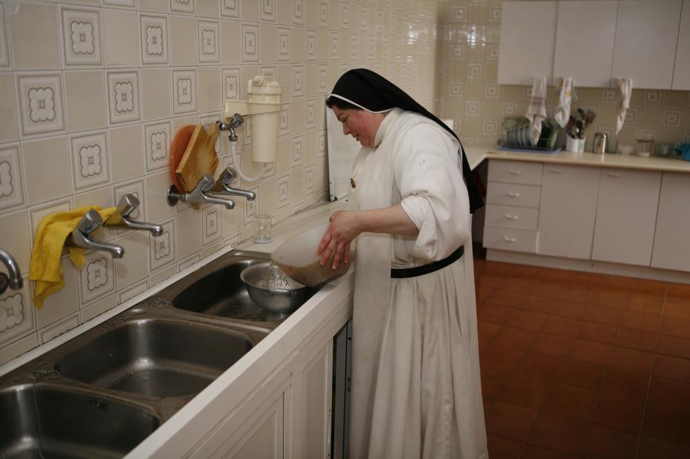Madre Telsa preparando la comida