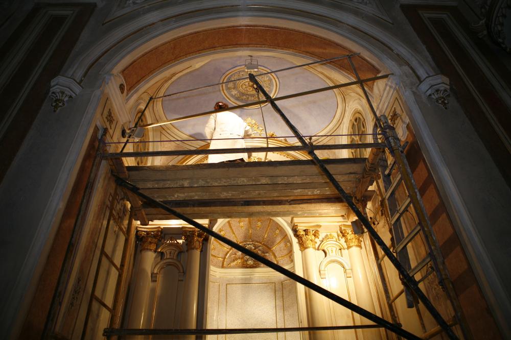 Restauradores trabajan en una de las capillas de la Iglesia