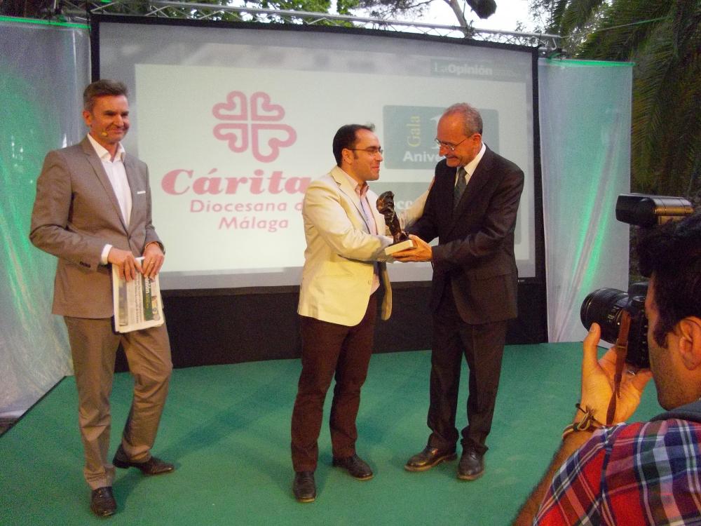 El director de Cáritas recoge el reconocimiento de manos del alcalde