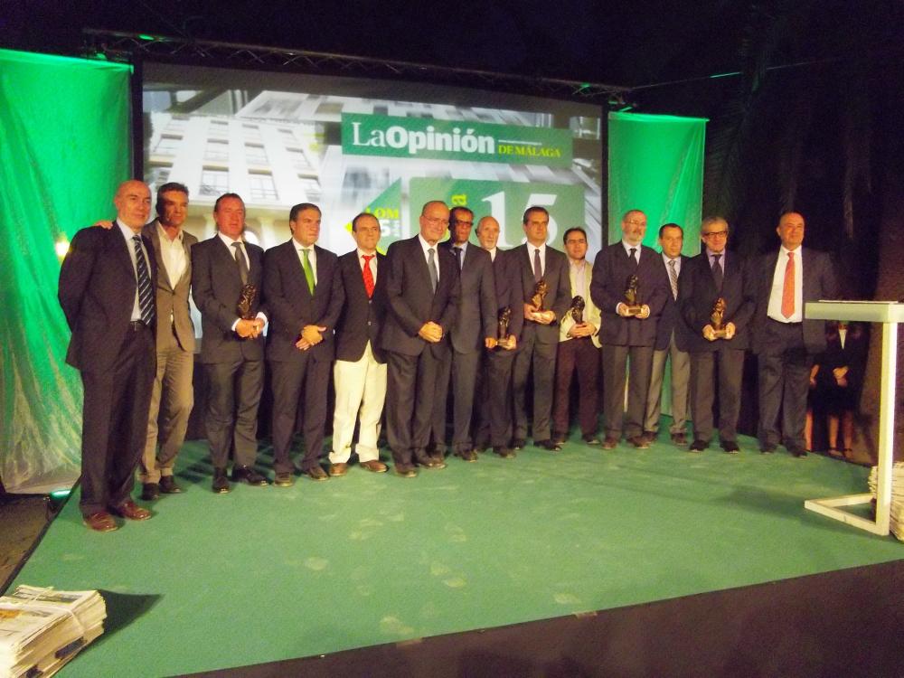 Foto de familia de todos los premiados y los representantes institucionales