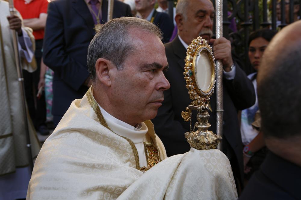 Mons. Catalá portando la custodia