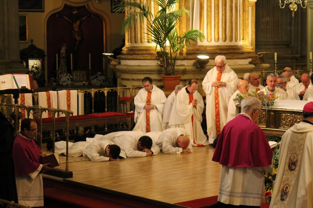 El obispo anima a los nuevos sacerdotes a ser pastores fieles