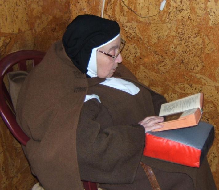 Hna. Josefina de San Elías, rezando