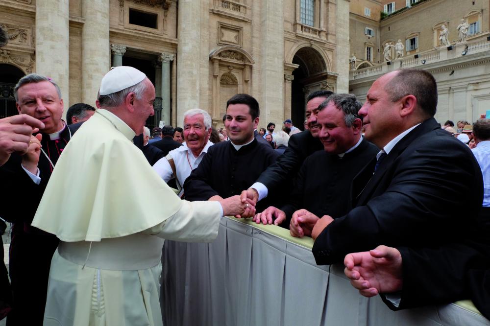 La emoción del arcipreste de Marbella al saludar al Papa