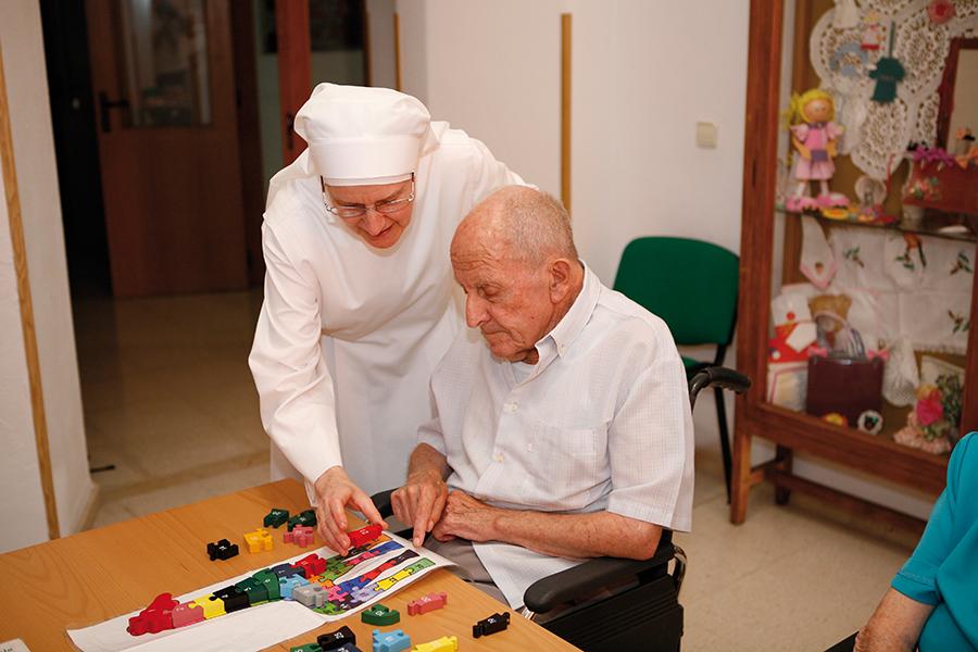 Misa y cena en el jardín para celebrar el día de los abuelos