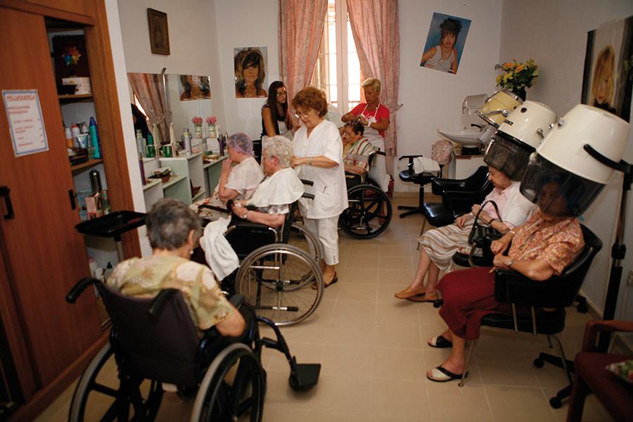 Así es el día a día de las Hermanitas de los Pobres con los ancianos