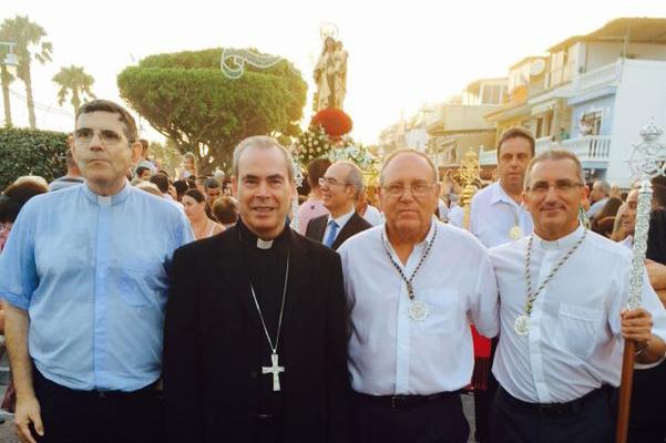 El obispo de Málaga vive el Carmen en Pedregalejo y El Palo