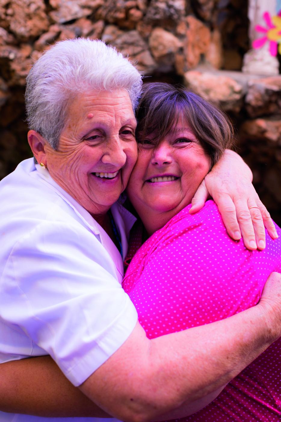 Voluntaria y residente se abrazan