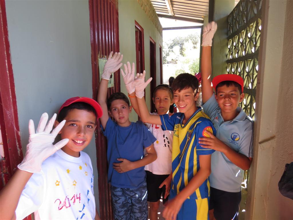 Los niños saludan con sus manos pintadas