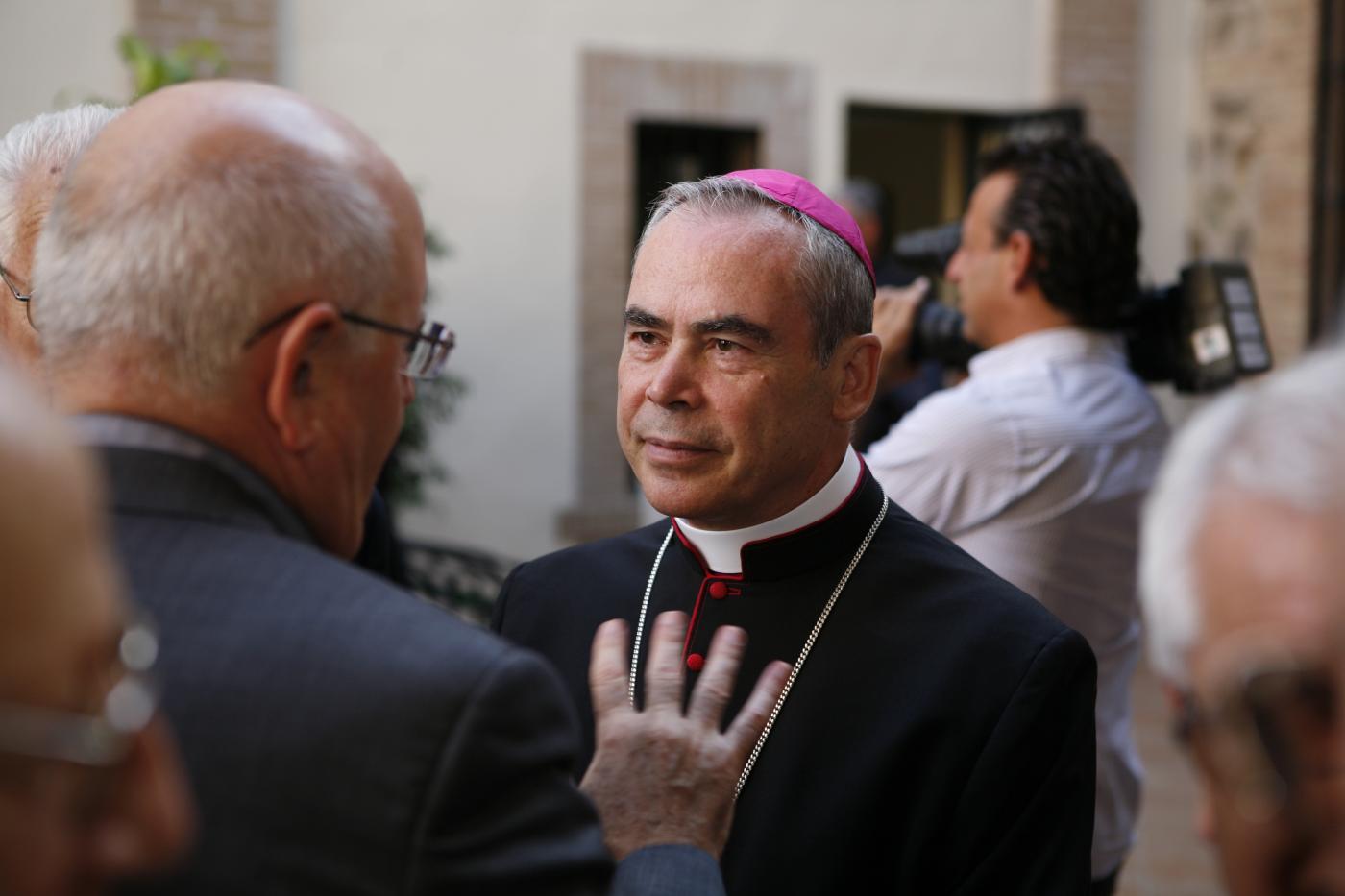 El obispo conversó con los invitados