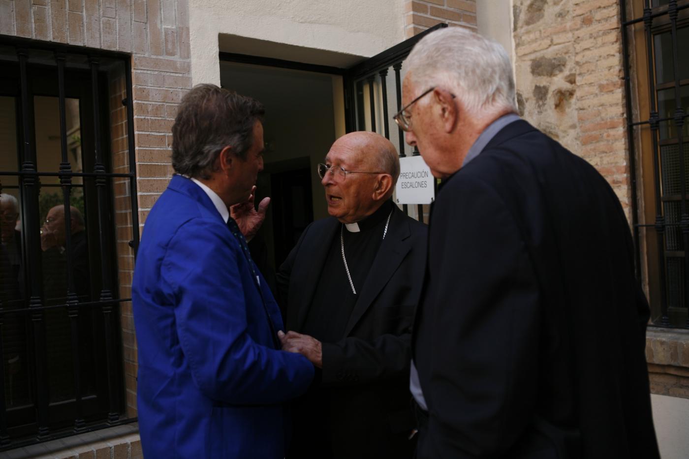 Mons. Antonio Dorado saluda al arquitecto Gabriel Ruiz