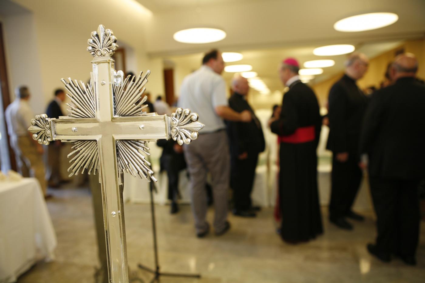 La cruz en primer término, presente en la estancia