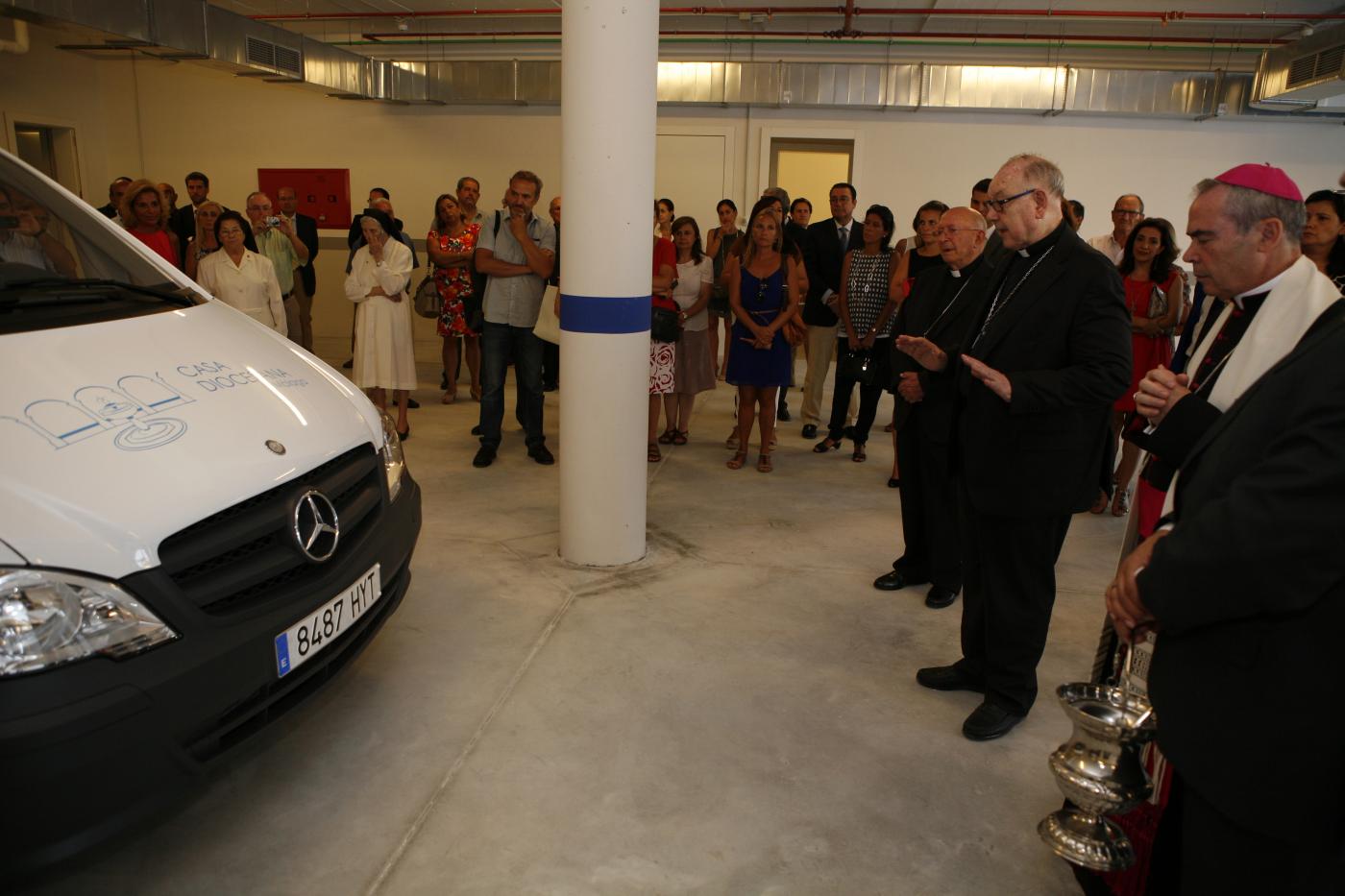 El obipo emérito bendijo también la furgoneta de la Casa