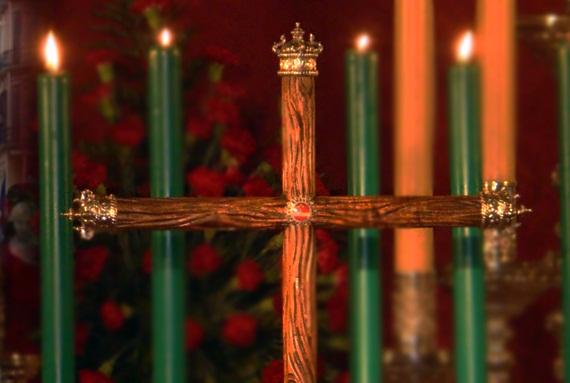 Santiago expone el Lignum Crucis en la Exaltación de la Cruz