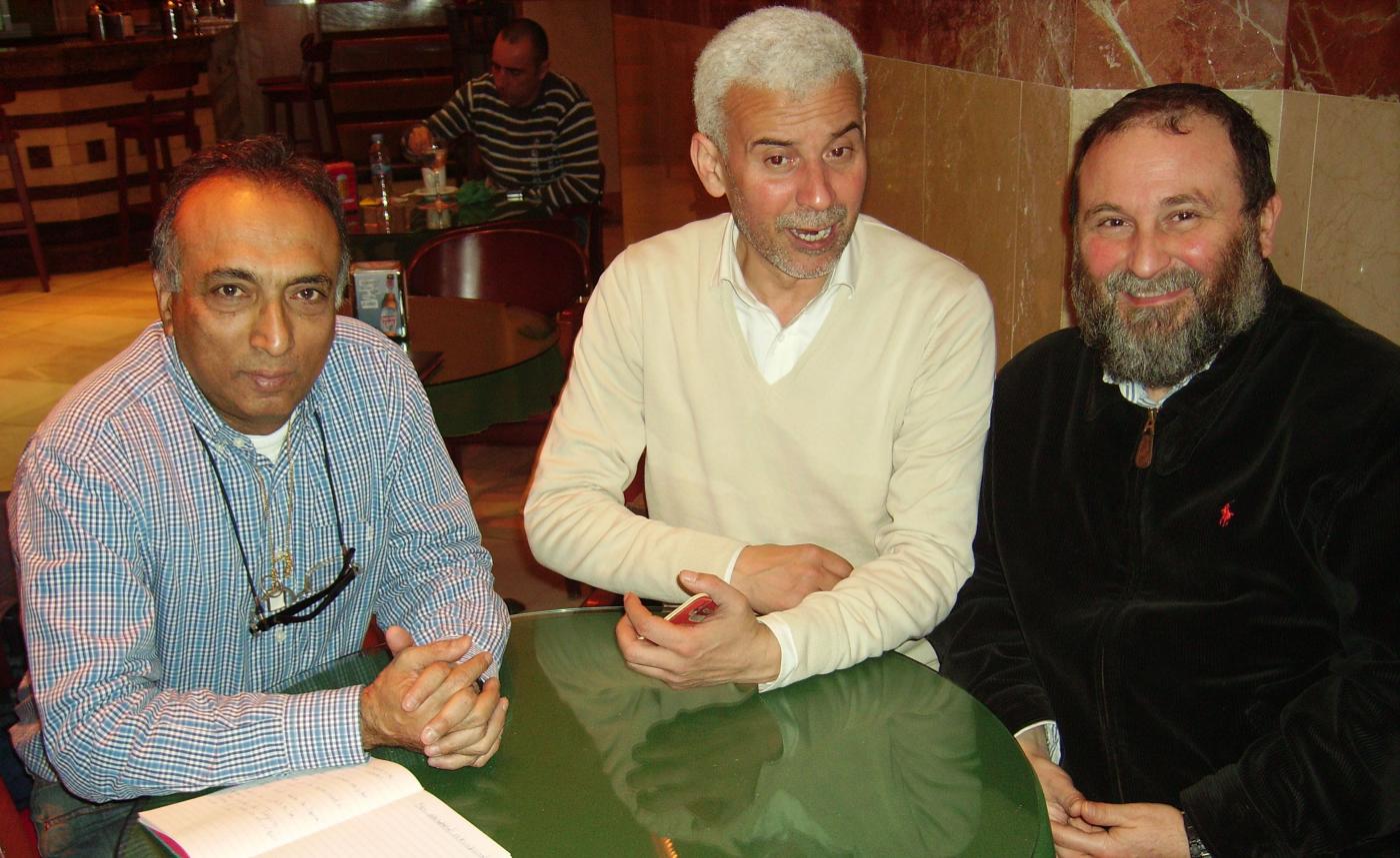 Ramesh, Abderramán y Jaime en una de sus reuniones