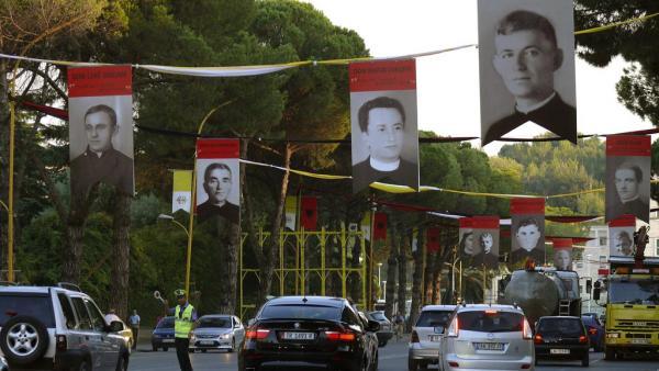 Calles de Tirana con fotografías de mártires cristianos 