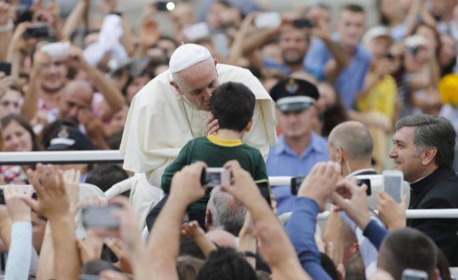 El Papa Francisco besa a un niño en Tirana (Albania). 