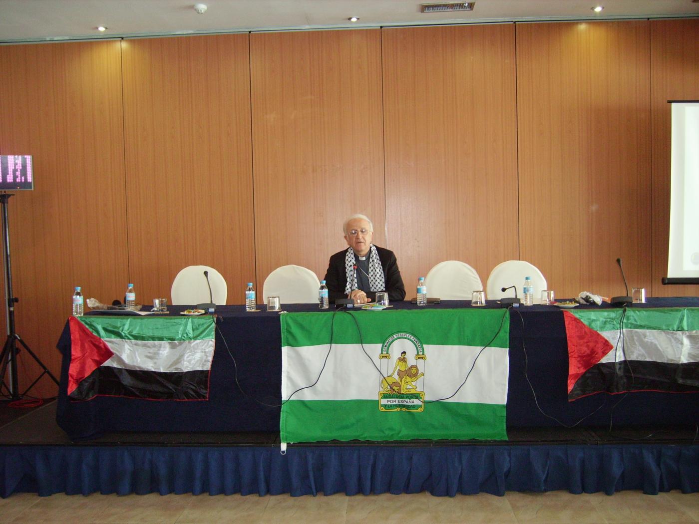 El obispo de Jerusalén durante su ponencia 