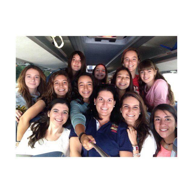 Malagueñas en autobús que les conduciría a la ceremonia