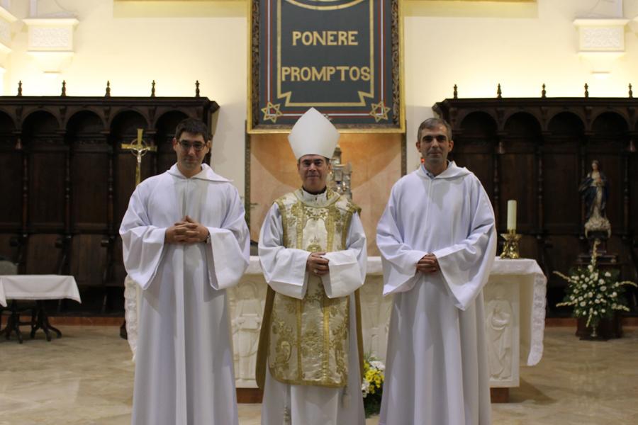 Firman los documentos para su ordenación diaconal