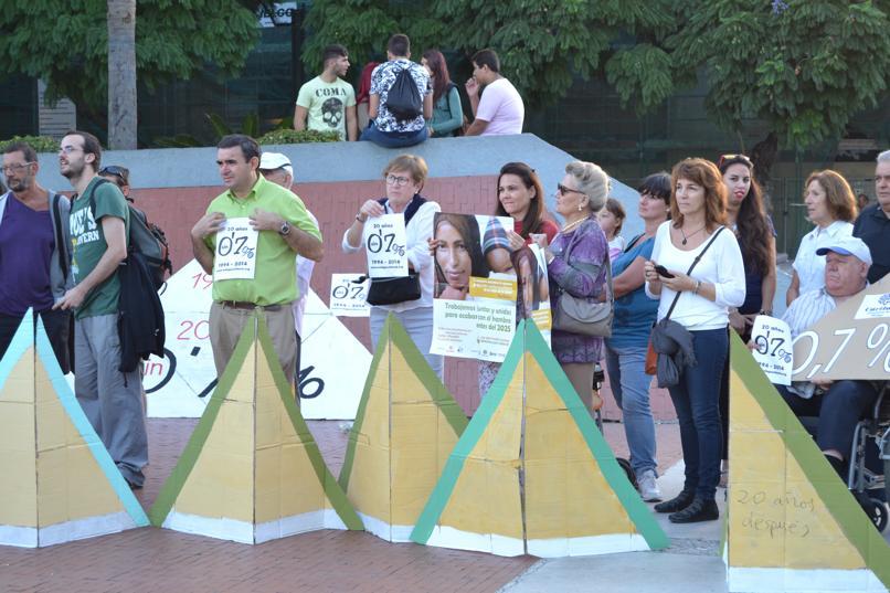 Concentración para la erradicación de la pobreza en la Plaza de la Marina