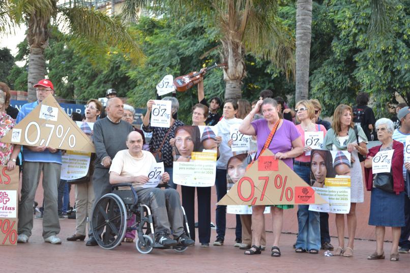 Concentración para la erradicación de la pobreza en la Plaza de la Marina
