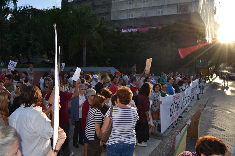 Concentración para la erradicación de la pobreza en la Plaza de la Marina