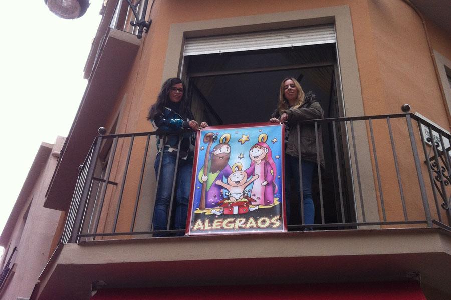 Así luce un balcón con el mensaje de "Alegraos"