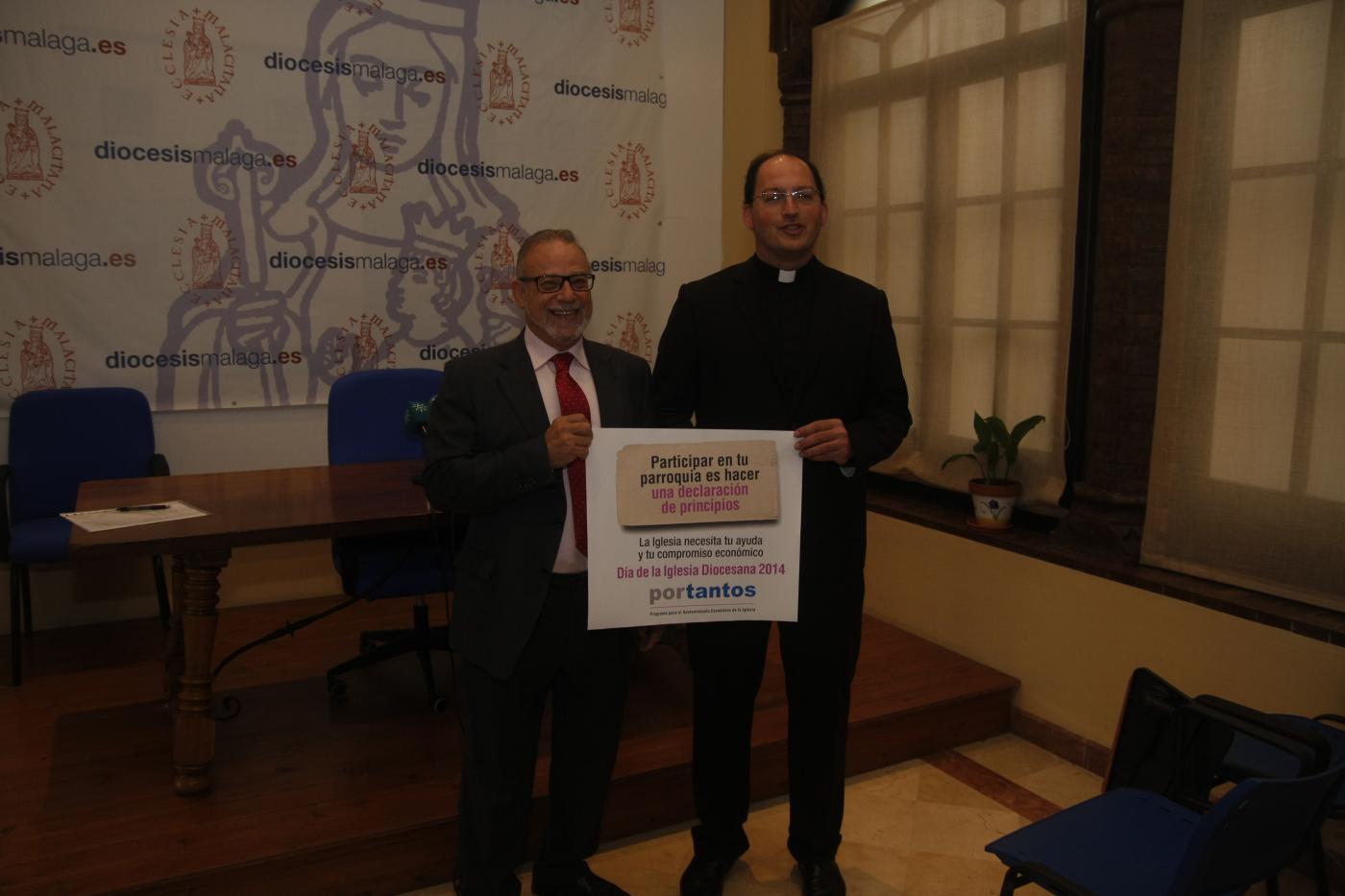 El ecónomo diocesano y Guillermo Tejero muestran el cartel de \"Por Tantos\"