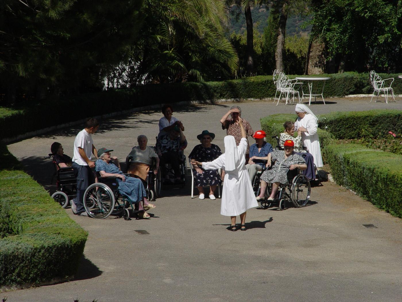 Mayores en el jardín de las Hermanitas de los Pobres (Ronda)