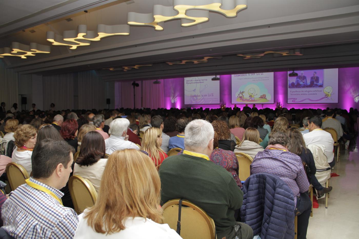 "La misión del profesor se realiza en nombre de Jesús"